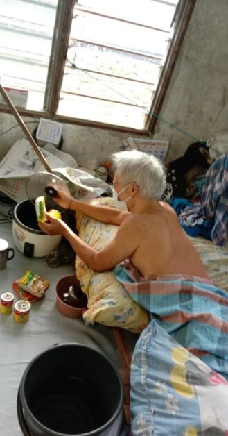 男子瘫痪44年 生活清贫/&nbsp;盼有电视报纸消磨时光